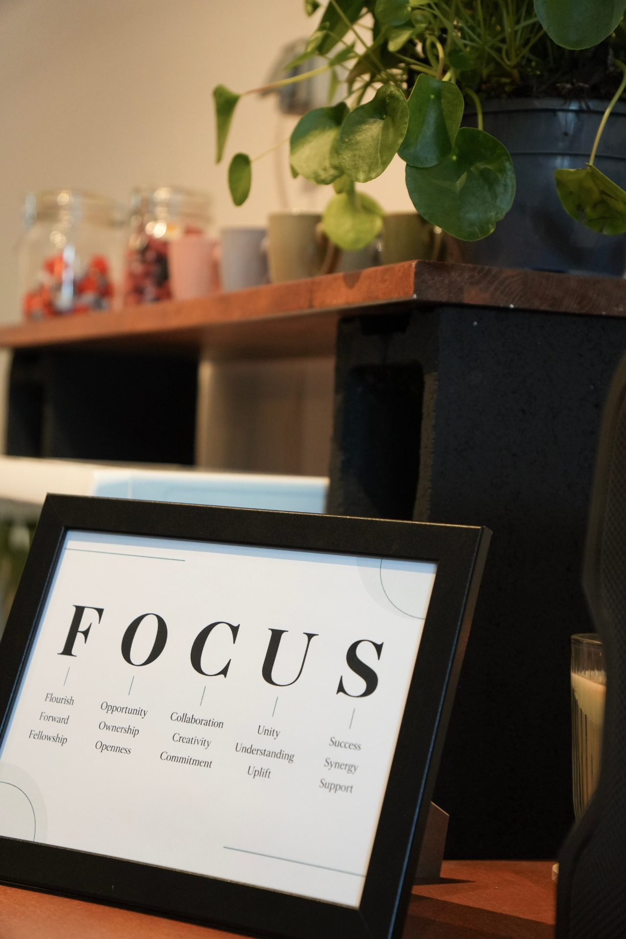Cartell amb els valors de FOCUS i una planta a la zona de cafè